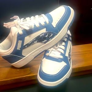 Blue and white pumas size 5 1/2